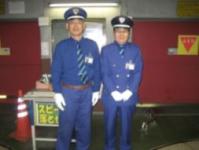 ③駐車場のスタッフ