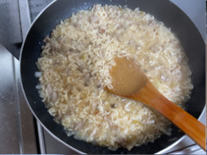 麺と水を入れて水分が飛ぶまで煮る